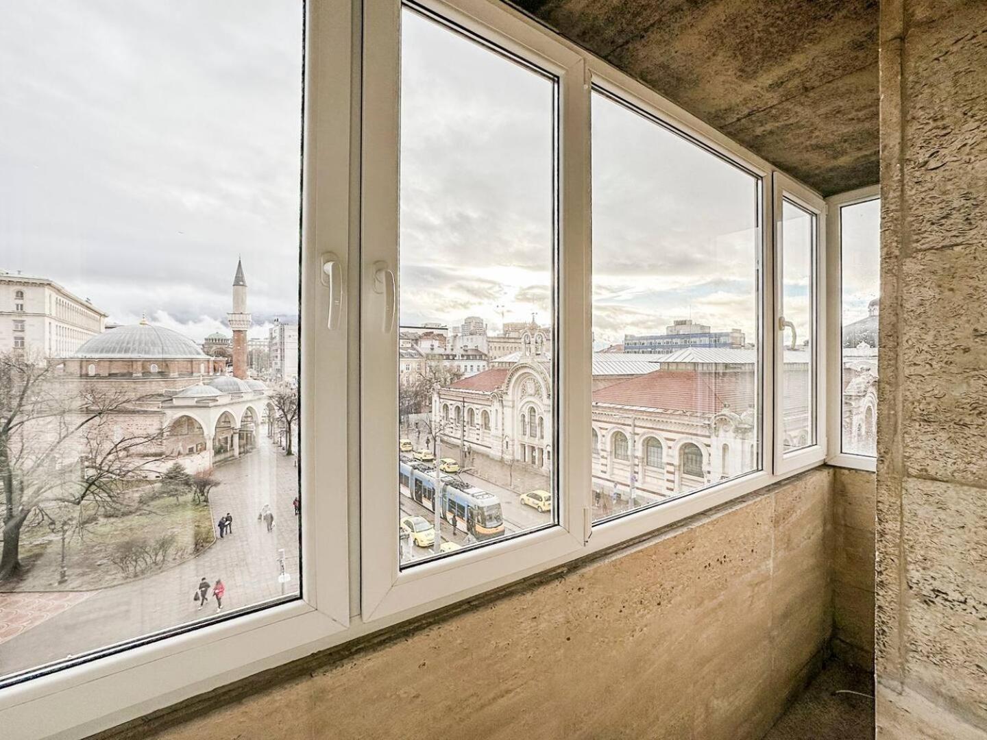 Fully Equipped Vitoshka Area Spacious Metro Sofia Bagian luar foto